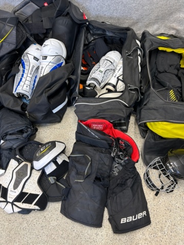 1367730-47 Parti med ishockeyutrustning och ishockeykläder