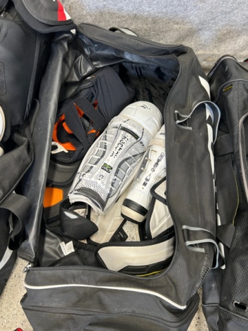 1367730-48 Parti med ishockeyutrustning och ishockeykläder