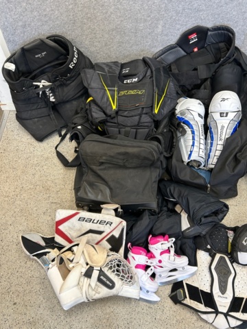 1367730-50 Parti med ishockeyutrustning och ishockeykläder