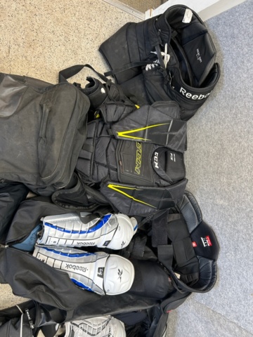 1367730-51 Parti med ishockeyutrustning och ishockeykläder