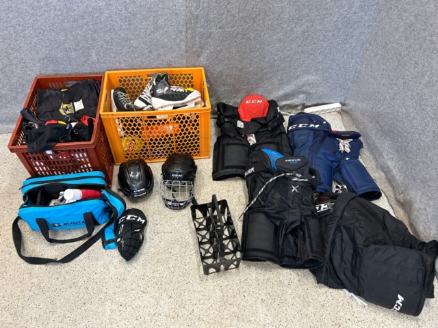 1367730-52 Parti med ishockeyutrustning och ishockeykläder