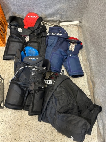 1367730-53 Parti med ishockeyutrustning och ishockeykläder