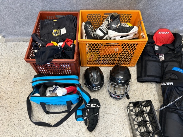 1367730-54 Parti med ishockeyutrustning och ishockeykläder