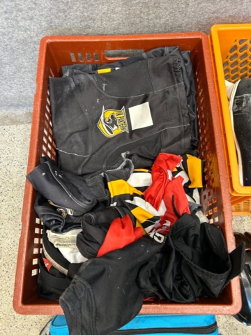 1367730-55 Parti med ishockeyutrustning och ishockeykläder