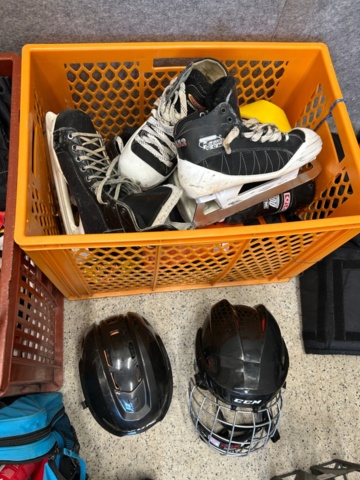 1367730-56 Parti med ishockeyutrustning och ishockeykläder