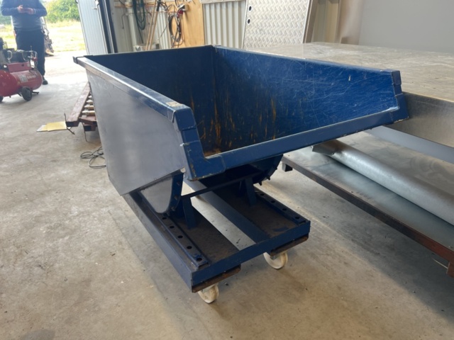 1395744-3 Tippcontainer på hjul