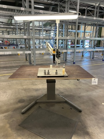 1427246-1 Arbetsbänk med borrarm och skruvdragare