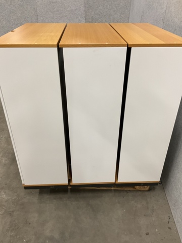 1406508-9 3 st. skåp med skjutdörrar  Kinnarps