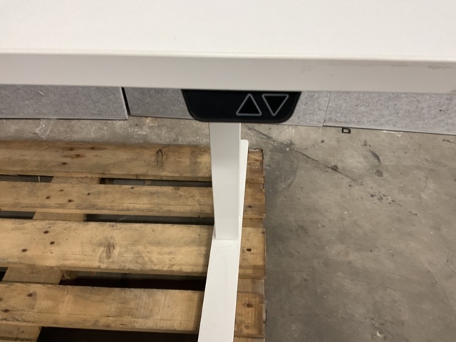 1406513-3 Höj och sänkbart skrivbord