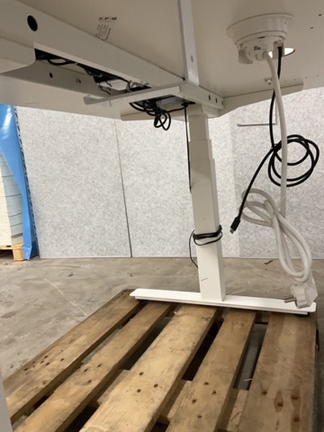 1406513-4 Höj och sänkbart skrivbord