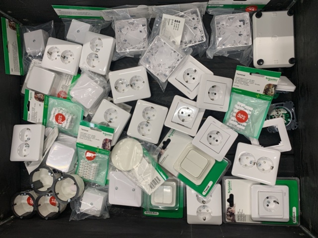 1428258-1 Terminal blocks, surface-mounted boxes, wall sockets, etc.