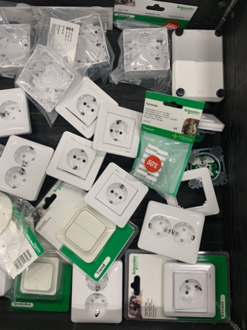 1428258-4 Terminal blocks, surface-mounted boxes, wall sockets, etc.