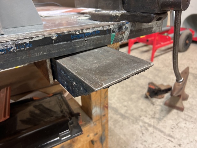 1395764-4 Sheet metal workbench on wheels with fixed vise and sheet metal work details