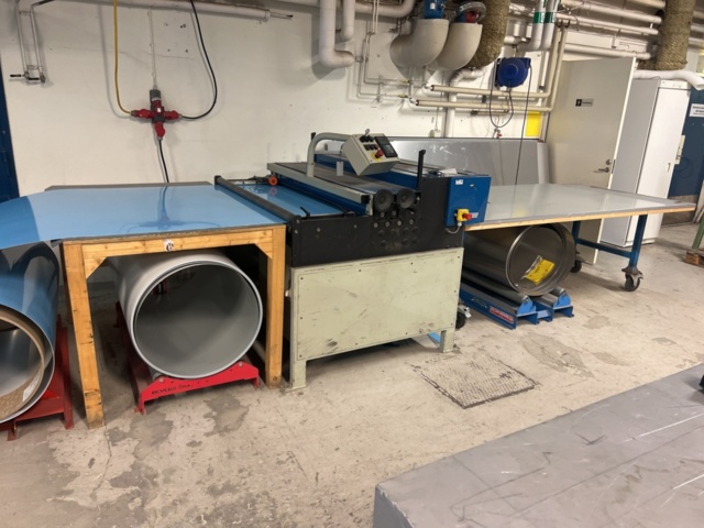 1395772-1 Plåtrullare med integrerad sax inkl. in-/utmatningsbord