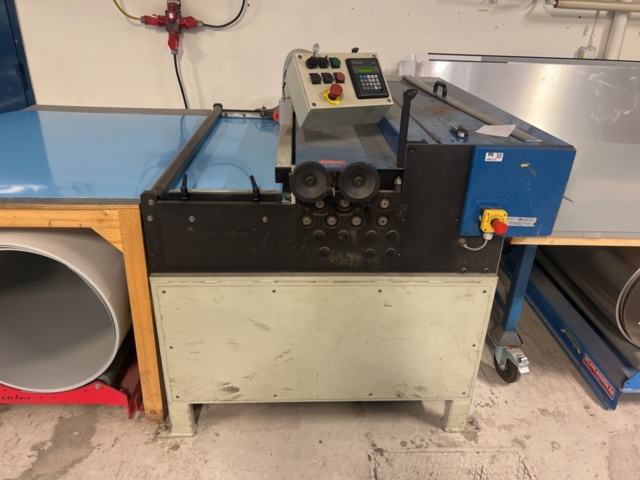 1395772-2 Plåtrullare med integrerad sax inkl. in-/utmatningsbord