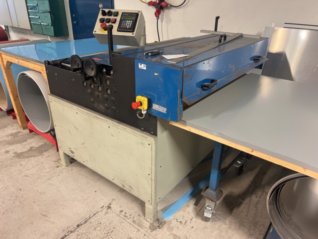 1395772-3 Plåtrullare med integrerad sax inkl. in-/utmatningsbord