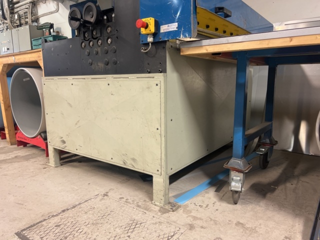 1395772-4 Plåtrullare med integrerad sax inkl. in-/utmatningsbord