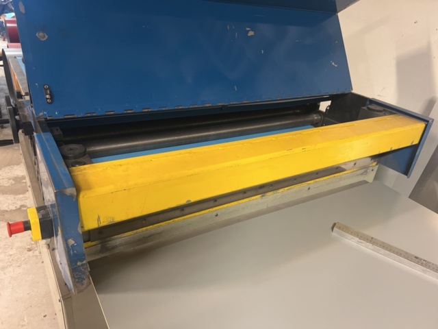 1395772-5 Plåtrullare med integrerad sax inkl. in-/utmatningsbord