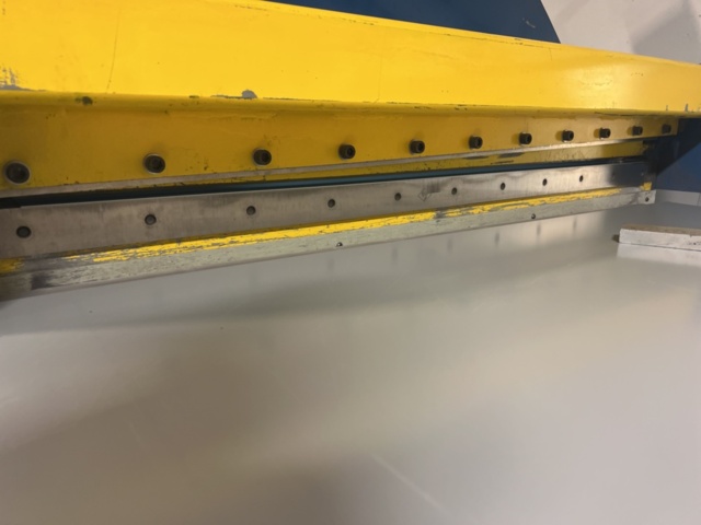 1395772-7 Plåtrullare med integrerad sax inkl. in-/utmatningsbord