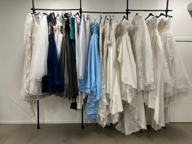 1367749-2 Bröllopsklänningar från konkurs ca 65st