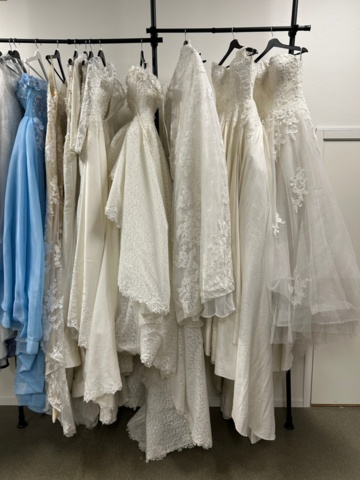 1367749-3 Bröllopsklänningar från konkurs ca 65st