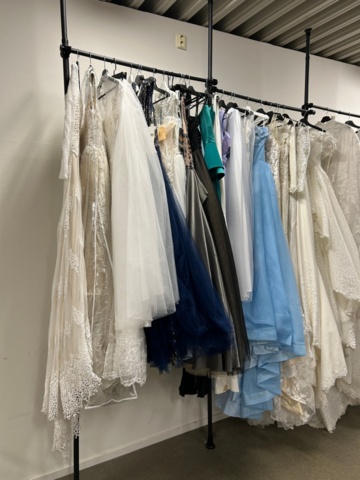 1367749-4 Bröllopsklänningar från konkurs ca 65st