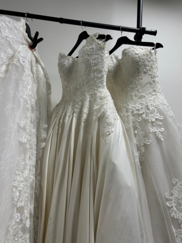 1367749-5 Bröllopsklänningar från konkurs ca 65st