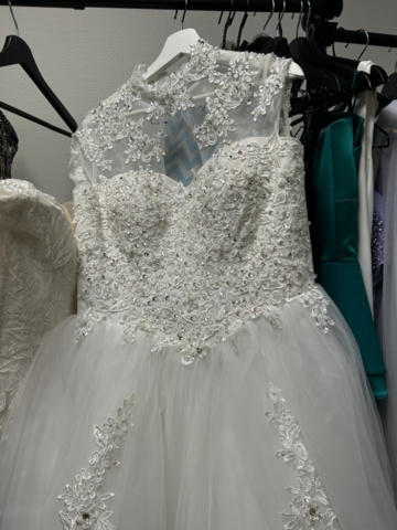 1367749-12 Bröllopsklänningar från konkurs ca 65st