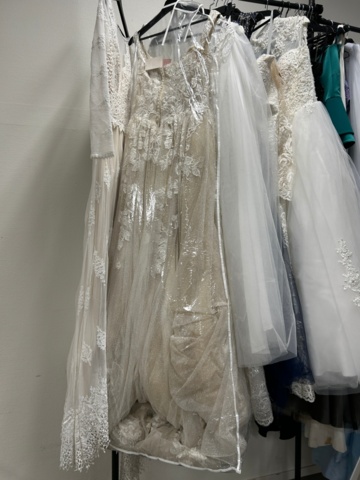 1367749-15 Bröllopsklänningar från konkurs ca 65st