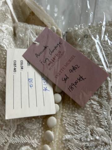 1367749-16 Bröllopsklänningar från konkurs ca 65st