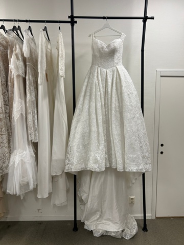 1367749-20 Bröllopsklänningar från konkurs ca 65st