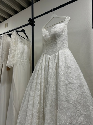 1367749-22 Bröllopsklänningar från konkurs ca 65st