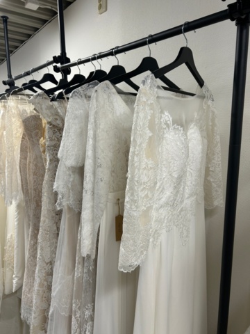 1367749-24 Bröllopsklänningar från konkurs ca 65st