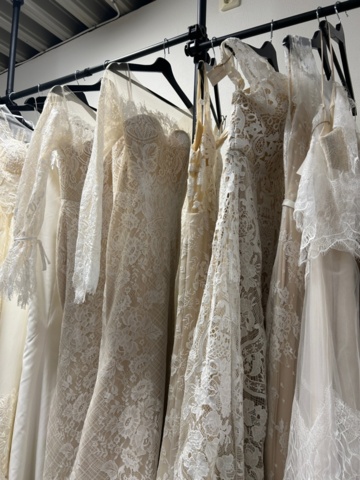 1367749-26 Bröllopsklänningar från konkurs ca 65st