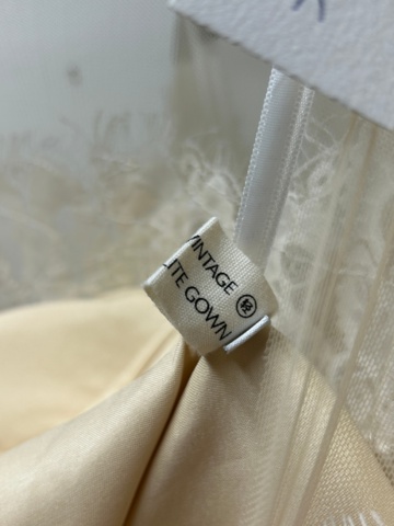 1367749-27 Bröllopsklänningar från konkurs ca 65st