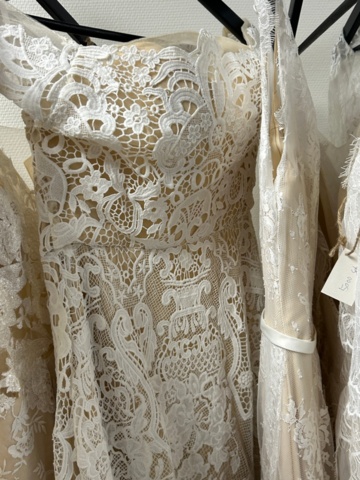 1367749-29 Bröllopsklänningar från konkurs ca 65st