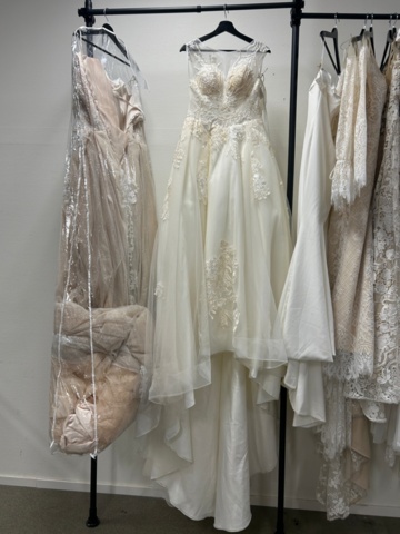 1367749-30 Bröllopsklänningar från konkurs ca 65st