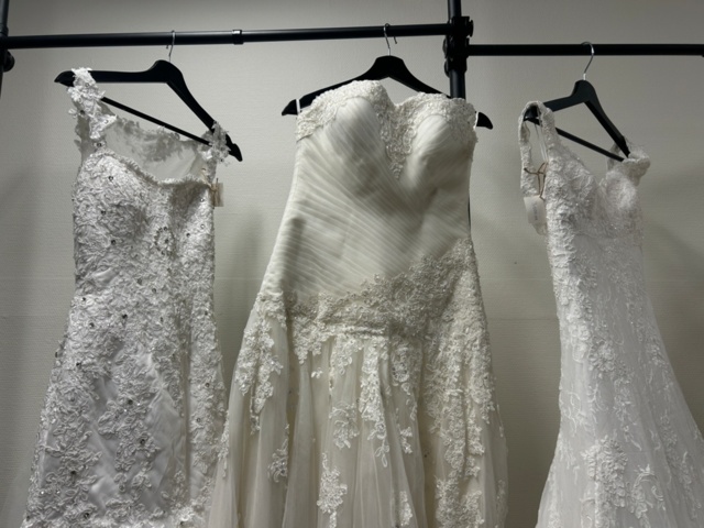 1367749-33 Bröllopsklänningar från konkurs ca 65st