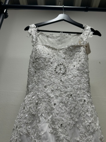 1367749-34 Bröllopsklänningar från konkurs ca 65st