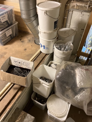 1395799-24 Lager med stuprörsdelar och tillbehör