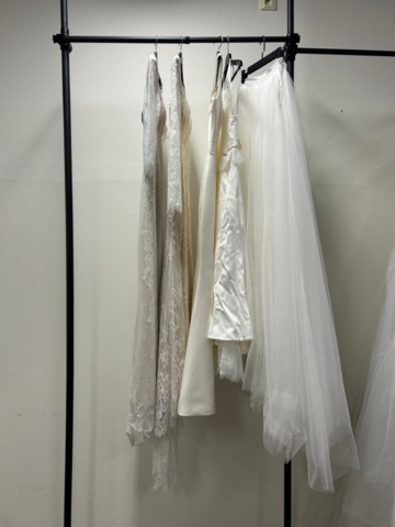 1367749-36 Bröllopsklänningar från konkurs ca 65st