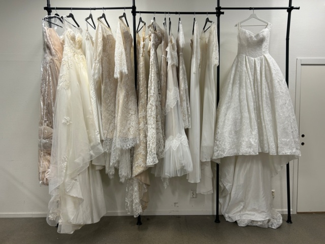 1367749-1 Bröllopsklänningar från konkurs ca 65st