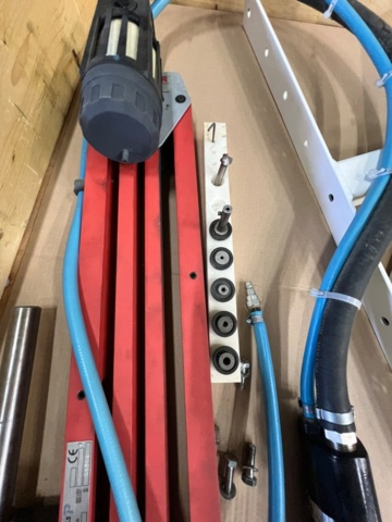 1365102-3 Threading arm with threading machine