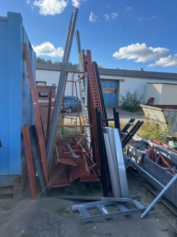 1384563-1 Blandat byggmaterial inkl. plåtdetaljer, stuprör, tegelpannor m.m.