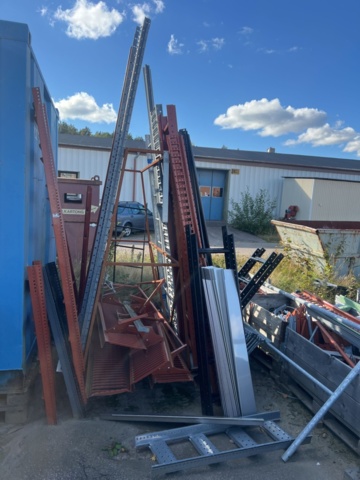 1384563-2 Blandat byggmaterial inkl. plåtdetaljer, stuprör, tegelpannor m.m.