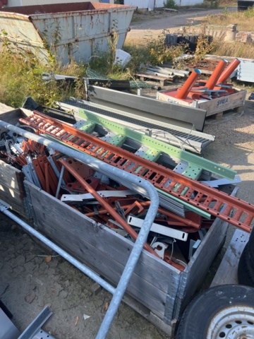 1384563-3 Blandat byggmaterial inkl. plåtdetaljer, stuprör, tegelpannor m.m.