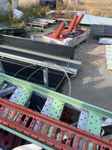 1384563-4 Blandat byggmaterial inkl. plåtdetaljer, stuprör, tegelpannor m.m.