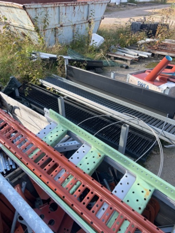 1384563-5 Blandat byggmaterial inkl. plåtdetaljer, stuprör, tegelpannor m.m.