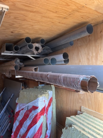 1384563-6 Blandat byggmaterial inkl. plåtdetaljer, stuprör, tegelpannor m.m.