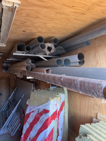 1384563-8 Blandat byggmaterial inkl. plåtdetaljer, stuprör, tegelpannor m.m.